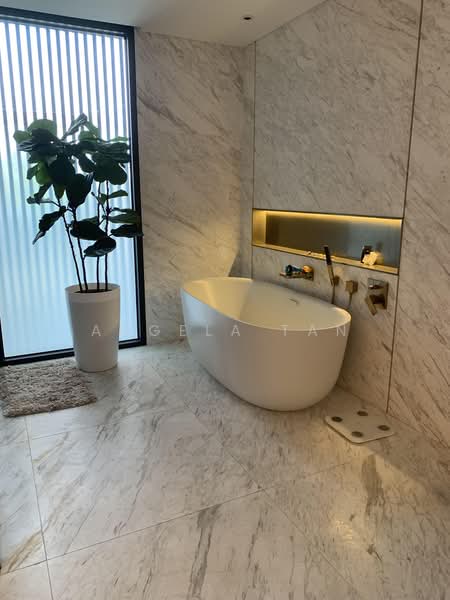 Landed house in Novena, Newton / Novena, 9 Bedrooms, 7,461 sqft, Semi-Detached House For Sale, by Angela Tan, 500236015 - Bathroom - PropertyGuru.com.sg