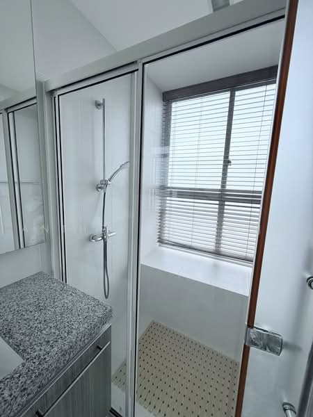 The Metropolitan Condominium, 6 Alexandra View, 2 Bedrooms, 1,066 sqft, Condominium For Rent, by Anthea Yeo 杨丽娇, 500236050 - Bathroom - PropertyGuru.com.sg