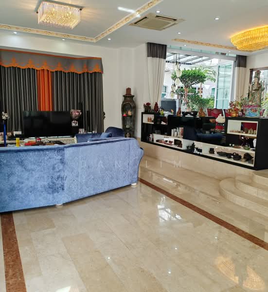 BUNGALOW NEXT TO PARK AND MRT, LYNWOOD GROVE, 5 Bedrooms, 5,500 sqft, Detached House For Sale, by Dan Lim, 500236085 - Living Room - PropertyGuru.com.sg