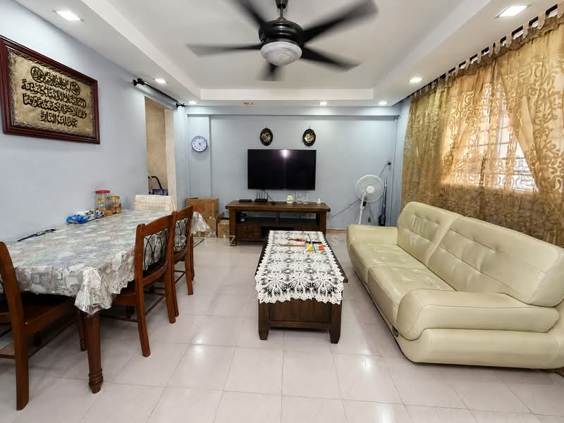 458 Tampines Street 42, 458 Tampines Street 42, 3 Bedrooms, 904 sqft, HDB Flat For Sale, by Jerez Amsyar, 500236124 - Living Room - PropertyGuru.com.sg
