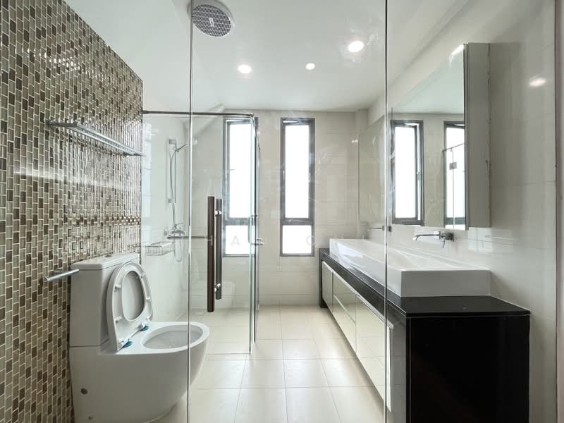 Dunsfold 18, 45D Dunsfold Drive, 5 Bedrooms, 4,454 sqft, Detached House For Sale, by Ethan Chin, 500236147 - Bathroom - PropertyGuru.com.sg