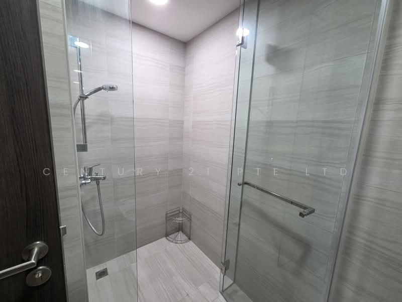 Lake Grande, 8 Jurong Lake Link, 2 Bedrooms, 861 sqft, Condominium For Rent, by Sylvia Lee, 500236156 - Bathroom - PropertyGuru.com.sg