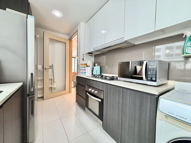 Esparina Residences, 113 Compassvale Bow, 2 Bedrooms, 829 sqft, Condominium For Rent, by Jason Liew 俊明, 500236160 - Kitchen - PropertyGuru.com.sg