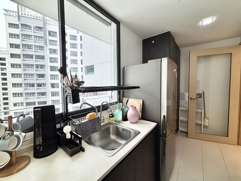 Esparina Residences, 113 Compassvale Bow, 2 Bedrooms, 829 sqft, Condominium For Rent, by Jason Liew 俊明, 500236160 - Kitchen - PropertyGuru.com.sg