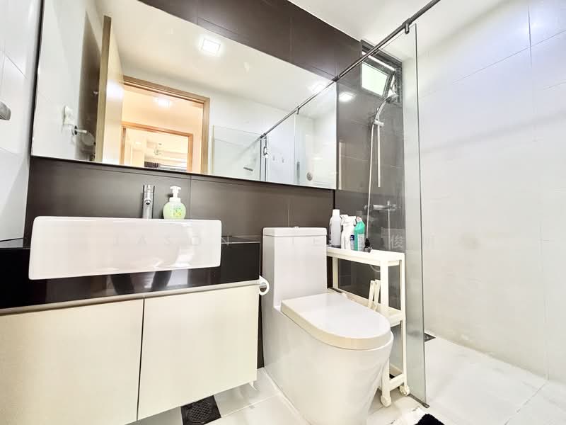 Esparina Residences, 113 Compassvale Bow, 2 Bedrooms, 829 sqft, Condominium For Rent, by Jason Liew 俊明, 500236160 - Bathroom - PropertyGuru.com.sg