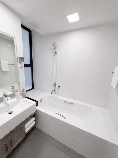 One Oxley Rise, 1 Oxley Rise, 2 Bedrooms, 1,518 sqft, Apartment For Rent, by Michelle Yang, 500236236 - Ensuite Bathroom - PropertyGuru.com.sg