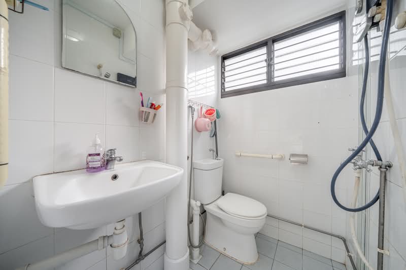 587 Cheng San Court, 587 Ang Mo Kio Avenue 3, 2 Bedrooms, 721 sqft, HDB Flat For Sale, by Cherlyn Tan, 500236241 - Bathroom - PropertyGuru.com.sg