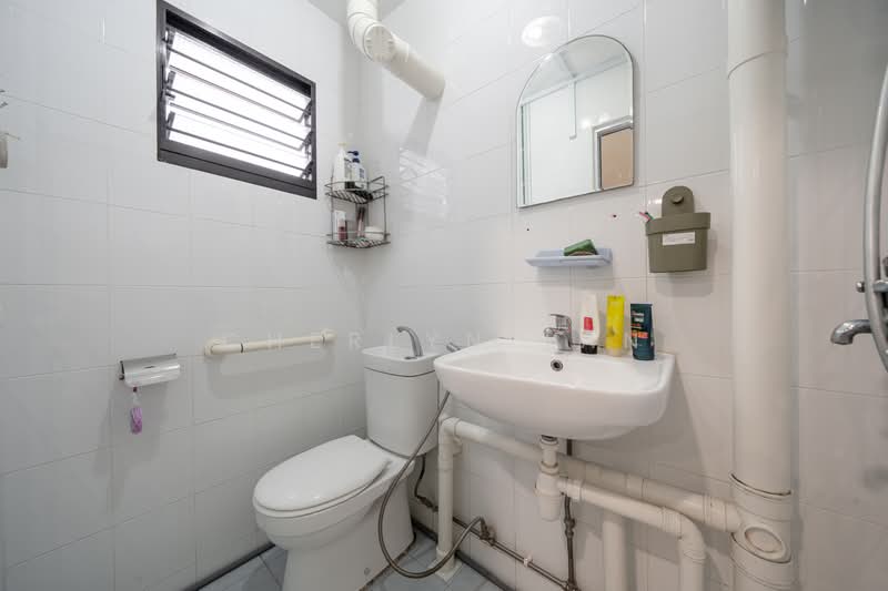 587 Cheng San Court, 587 Ang Mo Kio Avenue 3, 2 Bedrooms, 721 sqft, HDB Flat For Sale, by Cherlyn Tan, 500236241 - Bathroom - PropertyGuru.com.sg
