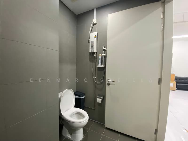 CT Hub, 2 Kallang Avenue, 1,098 sqft, Light Industrial (B1) For Sale, by Denmarc Sabilla, 500236250 - Bathroom - CommercialGuru.com.sg