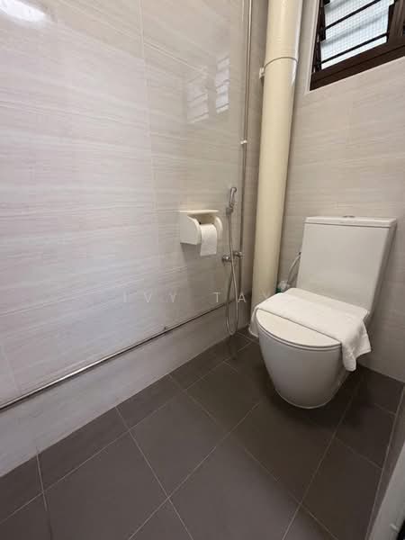 449 Pasir Ris Drive 6, 449 Pasir Ris Drive 6, 4 Bedrooms, 1,667 sqft, HDB Flat For Sale, by Ivy Tay, 500236290 - Bathroom at kitchen  - PropertyGuru.com.sg