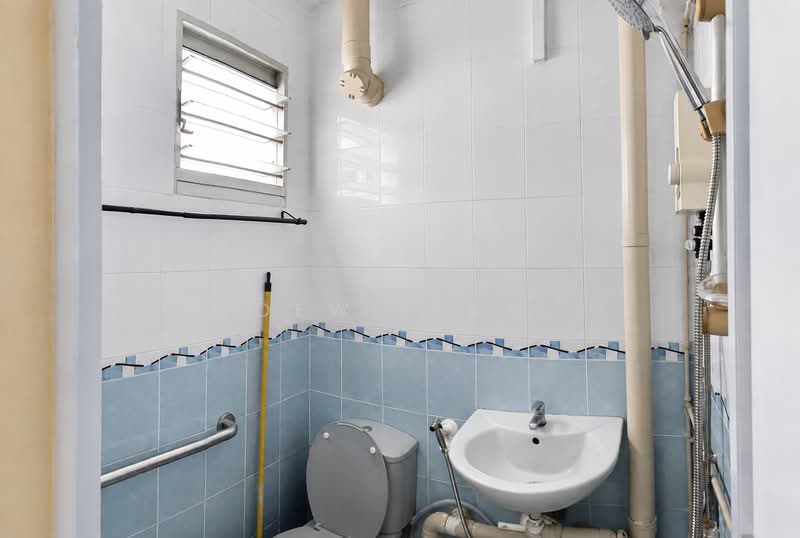 320 Clementi Avenue 4, 320 Clementi Avenue 4, Room Rental, 200 sqft, HDB Flat For Rent, by Dewi Tan, 500236303 - Bathroom - PropertyGuru.com.sg