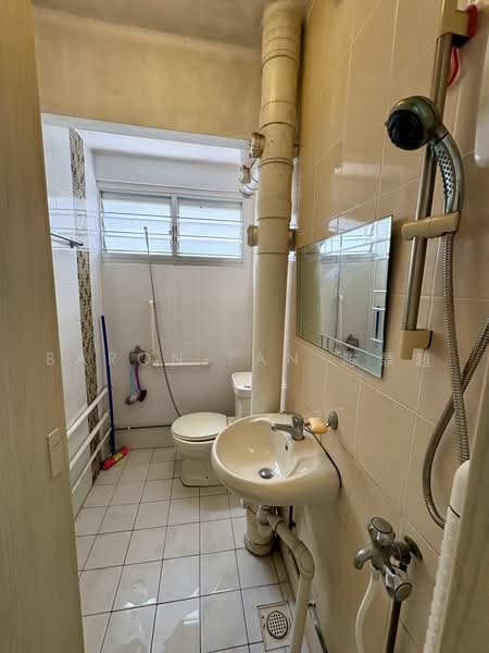 57 Chai Chee Drive, 57 Chai Chee Drive, 2 Bedrooms, 853 sqft, HDB Flat For Rent, by Baron Tan 陈鼎超, 500236332 - Bathroom - PropertyGuru.com.sg