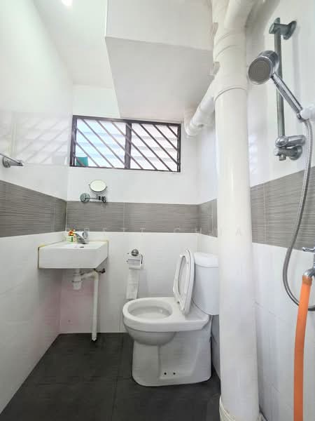 550 Ang Mo Kio Avenue 10, 550 Ang Mo Kio Avenue 10, 2 Bedrooms, 732 sqft, HDB Flat For Sale, by Brett Chua, 500236345 - Bathroom - PropertyGuru.com.sg