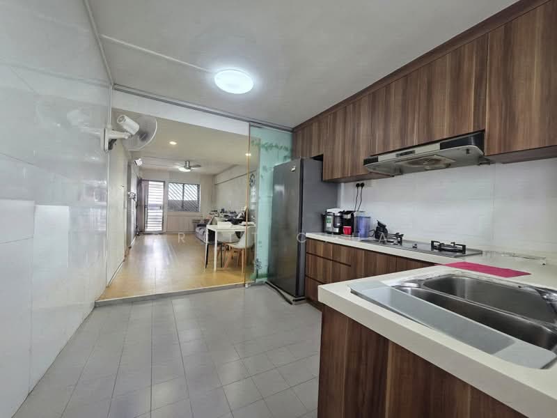 550 Ang Mo Kio Avenue 10, 550 Ang Mo Kio Avenue 10, 2 Bedrooms, 732 sqft, HDB Flat For Sale, by Brett Chua, 500236345 - Kitchen - PropertyGuru.com.sg