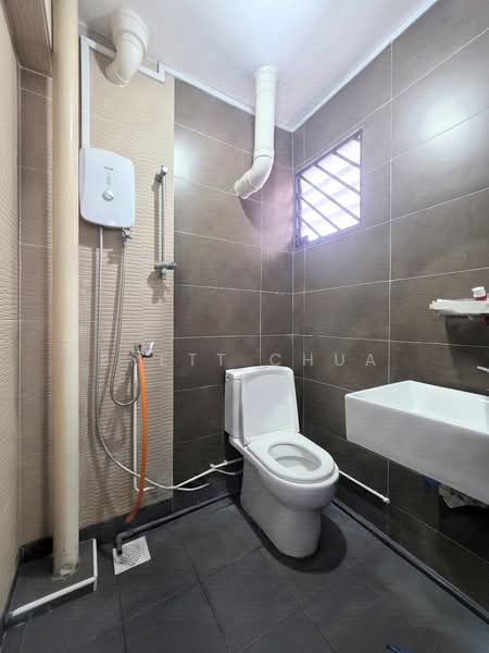550 Ang Mo Kio Avenue 10, 550 Ang Mo Kio Avenue 10, 2 Bedrooms, 732 sqft, HDB Flat For Sale, by Brett Chua, 500236345 - Bathroom - PropertyGuru.com.sg