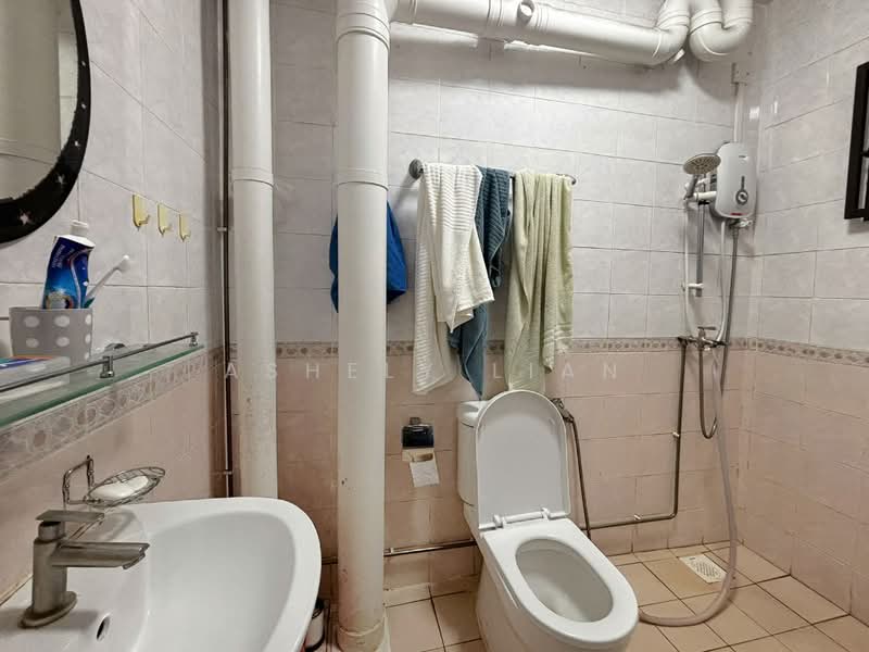 658B Jurong West Street 65, 658B Jurong West Street 65, 3 Bedrooms, 1,195 sqft, HDB Flat For Sale, by Ashely Lian, 500236352 - Bathroom - PropertyGuru.com.sg