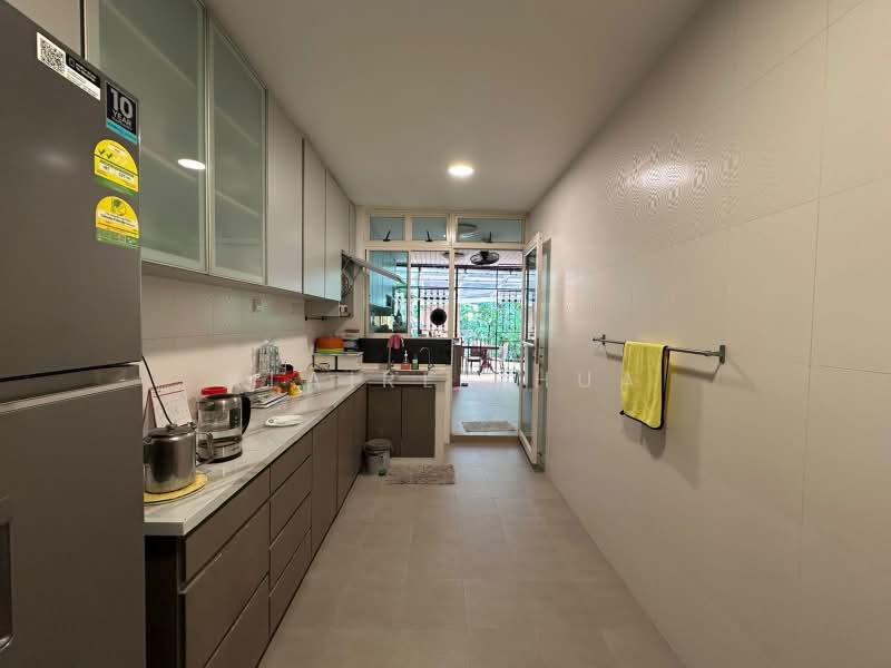 SUNRISE WAY | SUNRISE VILLA | SUNRISE DRIVE | SUNRISE LANE | YIO CHU KANG LANDED | SUNRISE CLOSE, , 4 Bedrooms, 2,800 sqft, Terraced House For Sale, by Klaire Phua, 500236385 - Kitchen - PropertyGuru.com.sg