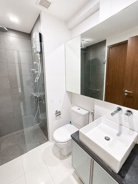 Smart Suites, 302 Sims Avenue, 1 Bedroom, 452 sqft, Condominium For Rent, by Derek Lee, 500236388 - Bathroom - PropertyGuru.com.sg