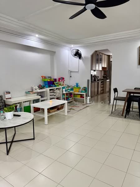 667 Hougang Avenue 4, 667 Hougang Avenue 4, Hougang / Punggol / Sengkang, 3 Bedrooms, 1,109 sqft, HDB Flat For Sale, by Sharifah Moza, 500236396 - Living Room - PropertyGuru.com.sg