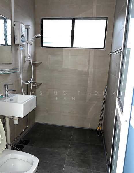 450 Tampines Street 42, 450 Tampines Street 42, Room Rental, 200 sqft, HDB Flat For Rent, by Aloysius Thomas Tan, 500236413 - Bathroom - PropertyGuru.com.sg