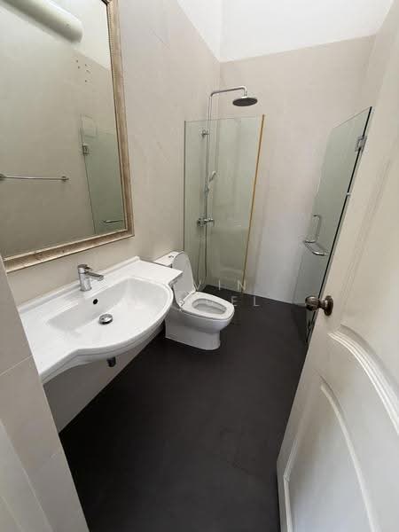 Kheam hock, Tanglin / Holland / Bukit Timah, 2 Bedrooms, 1,200 sqft, Apartment For Rent, by Davin Samuel, 500236470 - Bathroom - PropertyGuru.com.sg
