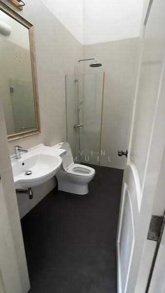 Kheam hock, Tanglin / Holland / Bukit Timah, 2 Bedrooms, 1,200 sqft, Apartment For Rent, by Davin Samuel, 500236470 - Bathroom - PropertyGuru.com.sg
