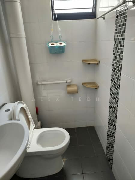 327 Bukit Batok Street 33, 327 Bukit Batok Street 33, Room Rental, 100 sqft, HDB Flat For Rent, by Alex Teoh, 500236477 - Bathroom - PropertyGuru.com.sg