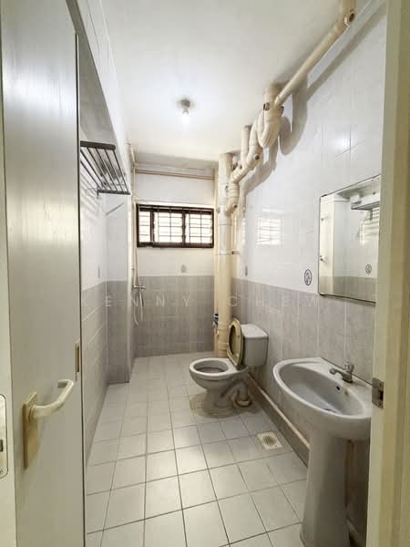 680A Jurong West Central 1, 680A Jurong West Central 1, 4 Bedrooms, 1,453 sqft, HDB Flat For Sale, by Kenny Chew, 500236480 - Bathroom - PropertyGuru.com.sg