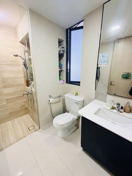 J Gateway, , 3 Bedrooms, 947 sqft, Condominium For Sale, by Cheryl Tan, 500236498 - Bathroom - PropertyGuru.com.sg
