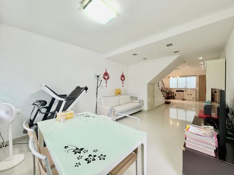326 Yishun Ring Road, 326 Yishun Ring Road, 4 Bedrooms, 1,572 sqft, HDB Flat For Sale, by Evelyn Tan, 500236505 - Living Room - PropertyGuru.com.sg