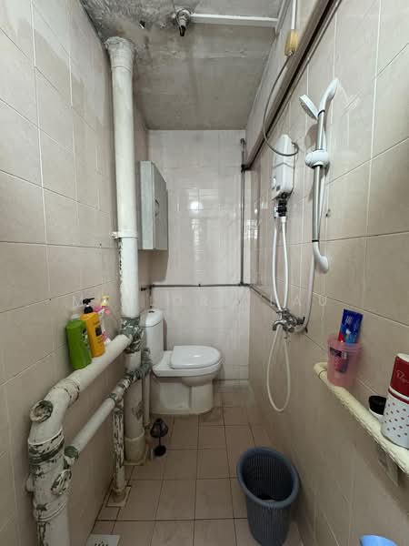 46 Jalan Bukit Ho Swee, 46 Jalan Bukit Ho Swee, 2 Bedrooms, 667 sqft, HDB Flat For Sale, by Mallory Lau, 500236517 - Bathroom - PropertyGuru.com.sg