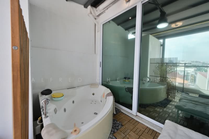 Residences @ Jansen, 29 Jansen Road, 2 Bedrooms, 1,066 sqft, Condominium For Sale, by Alfred Chee 徐仲宏, 500236581 - Private Jacuzzi outside Master Bedroom - PropertyGuru.com.sg