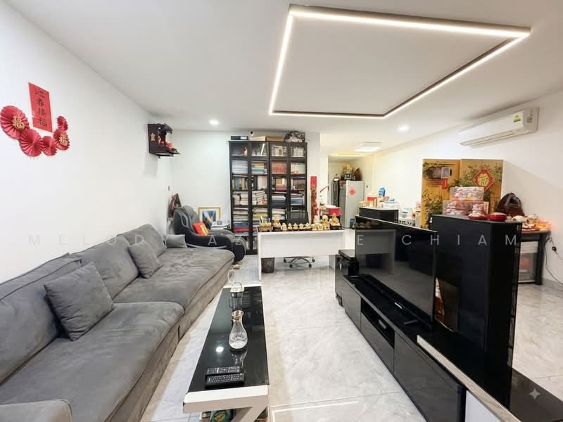 Braddell Heights Estate, Mackerrow Road, 4 Bedrooms, 2,500 sqft, Terraced House For Sale, by Melody Azyliae Chiam, 500236595 - Living Room - PropertyGuru.com.sg