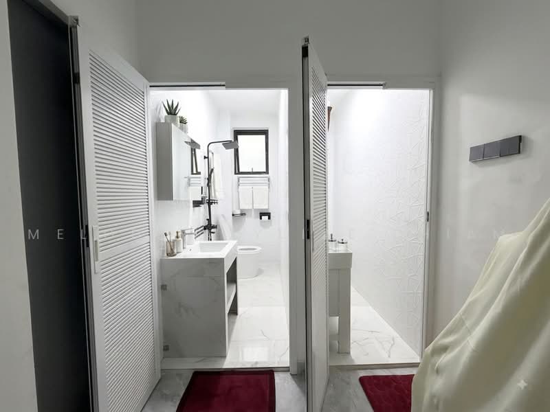 Braddell Heights Estate, Mackerrow Road, 4 Bedrooms, 2,500 sqft, Terraced House For Sale, by Melody Azyliae Chiam, 500236595 - Bathroom - PropertyGuru.com.sg