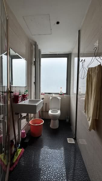 Wcega Plaza, 1 Bukit Batok Crescent, 2,368 sqft, Light Industrial (B1) For Sale, by Sue-Anne Ee, 500236627 - Bathroom - CommercialGuru.com.sg