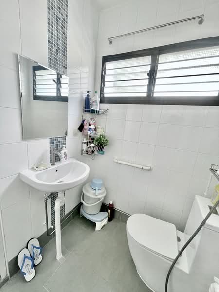 418 Tampines Street 41, 418 Tampines Street 41, 2 Bedrooms, 797 sqft, HDB Flat For Sale, by Aminuddin Hashim, 500236700 - Bathroom - PropertyGuru.com.sg