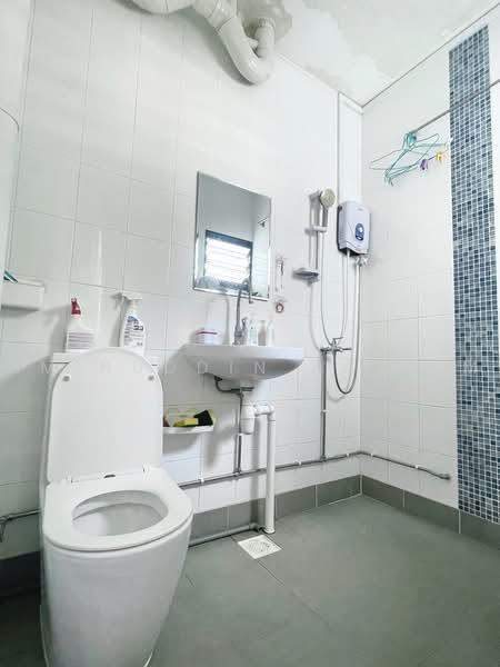 418 Tampines Street 41, 418 Tampines Street 41, 2 Bedrooms, 797 sqft, HDB Flat For Sale, by Aminuddin Hashim, 500236700 - Bathroom - PropertyGuru.com.sg
