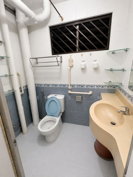 130 Bishan Street 12, 130 Bishan Street 12, 3 Bedrooms, 1,130 sqft, HDB Flat For Sale, by Dennis Lim, 500236756 - Bathroom - PropertyGuru.com.sg