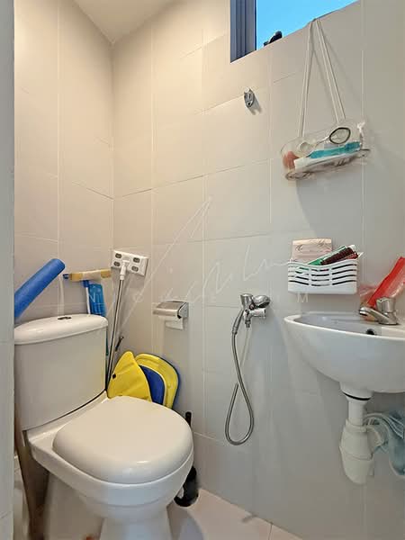 One-North Residences, 7 One-North Gateway, 3 Bedrooms, 1,324 sqft, Apartment For Rent, by Nicole Lim, 500236764 - Helper's W.C. - PropertyGuru.com.sg