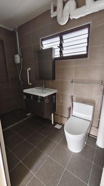 46 Lorong 5 Toa Payoh, 46 Lorong 5 Toa Payoh, Balestier / Toa Payoh, 3 Bedrooms, 1,442 sqft, HDB Flat For Sale, by Beatrice Boey, 500236765 - Bathroom - PropertyGuru.com.sg