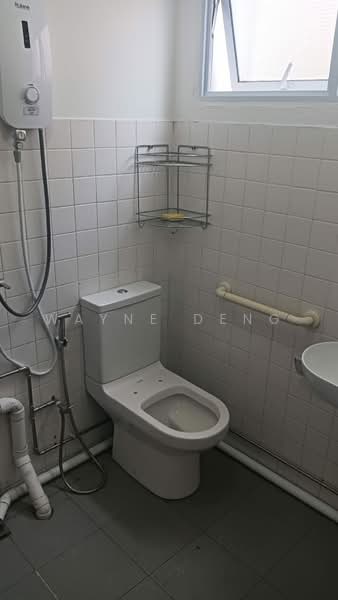 660 Hougang Avenue 8, 660 Hougang Avenue 8, Room Rental, 120 sqft, HDB Flat For Rent, by Wayne Deng, 500236772 - Bathroom - PropertyGuru.com.sg