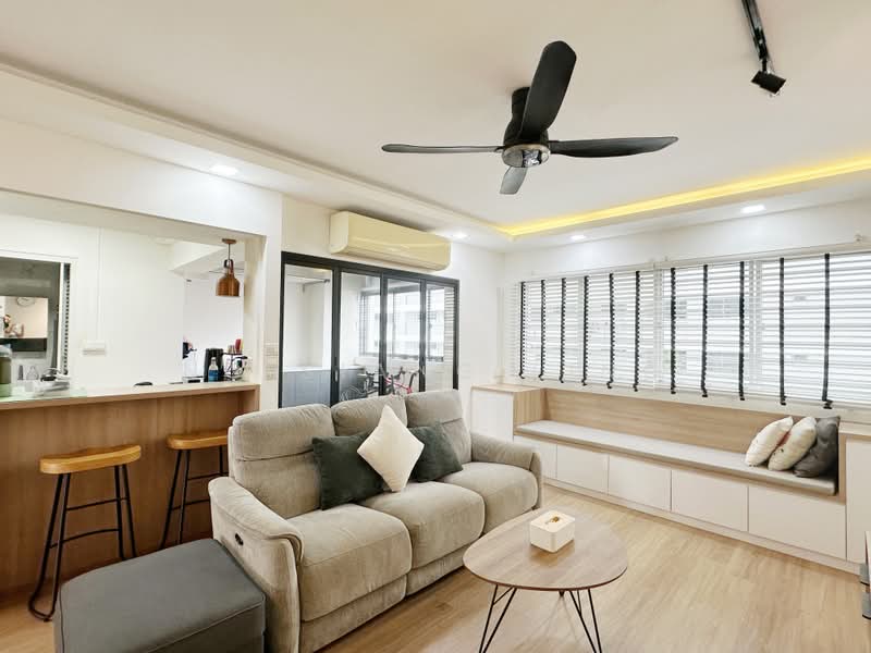 894 Tampines Street 81, 894 Tampines Street 81, 4 Bedrooms, 1,572 sqft, HDB Flat For Sale, by Ng Siang Ling, 500236779 - Living Room - PropertyGuru.com.sg