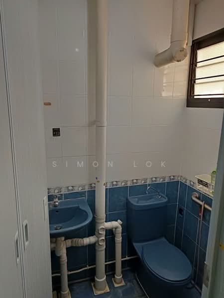 329 Clementi Avenue 2, 329 Clementi Avenue 2, 2 Bedrooms, 721 sqft, HDB Flat For Rent, by Simon Lok, 500236782 - Bathroom - PropertyGuru.com.sg
