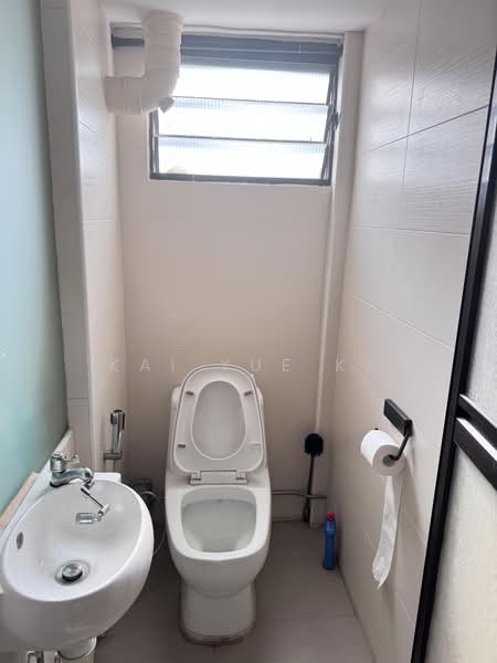 129 Bukit Merah View, 129 Bukit Merah View, 2 Bedrooms, 818 sqft, HDB Flat For Sale, by Kai Yue KX, 500236788 - Bathroom - PropertyGuru.com.sg