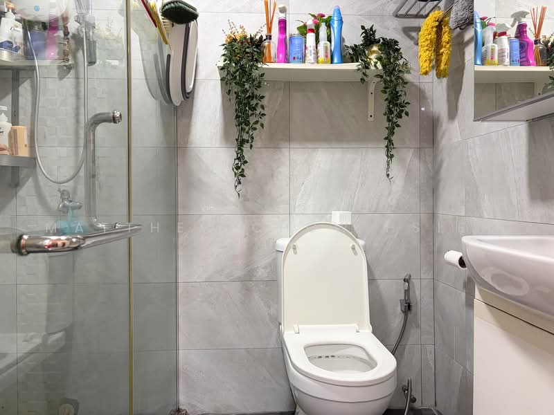 Changi Road 1Bedroom and Full Kitchen (attached bath), Changi road, 1 Bedroom, 700 sqft, Shophouse For Rent, by Matthew Chow Hsien Hua, 500236853 - Bathroom - PropertyGuru.com.sg