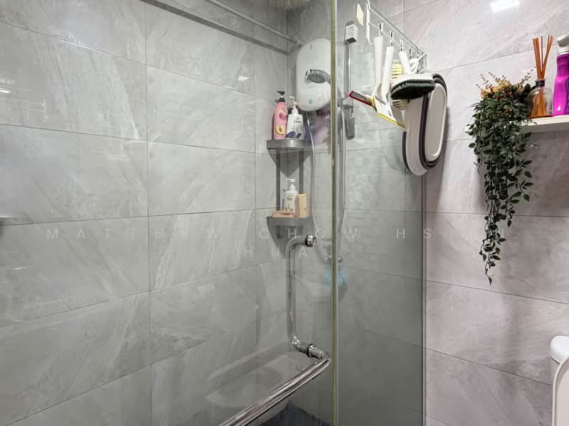 Changi Road 1Bedroom and Full Kitchen (attached bath), Changi road, 1 Bedroom, 700 sqft, Shophouse For Rent, by Matthew Chow Hsien Hua, 500236853 - Bathroom - PropertyGuru.com.sg
