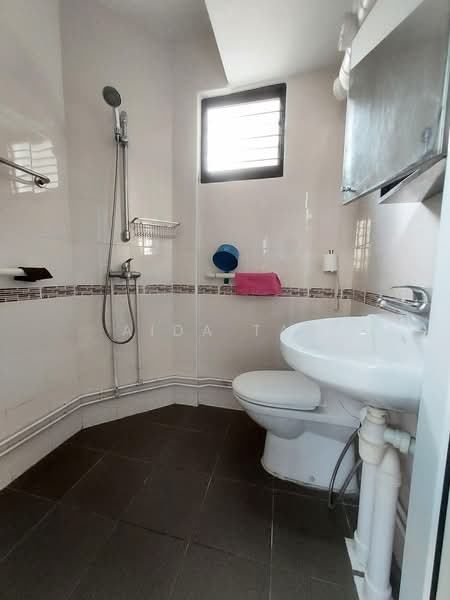 110 Jurong East Street 13, 110 Jurong East Street 13, Boon Lay / Jurong / Tuas, Room Rental, 150 sqft, HDB Flat For Rent, by Aida Tay, 500236864 - Bathroom - PropertyGuru.com.sg