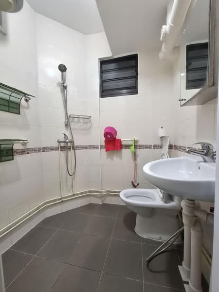 110 Jurong East Street 13, 110 Jurong East Street 13, Boon Lay / Jurong / Tuas, Room Rental, 150 sqft, HDB Flat For Rent, by Aida Tay, 500236864 - Bathroom - PropertyGuru.com.sg