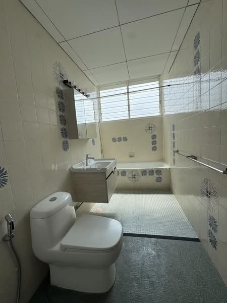 Sherwood Towers, 3 Jalan Anak Bukit, 3 Bedrooms, 1,539 sqft, Apartment For Sale, by Nancy Tan, 500236868 - Bathroom - PropertyGuru.com.sg