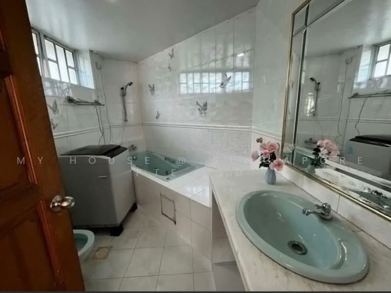 Lorong 7 Realty Park, Lorong 7 Realty Park, Room Rental, 539 sqft, Bungalow House For Rent, by Wendy, 500236903 - Bathroom - PropertyGuru.com.sg